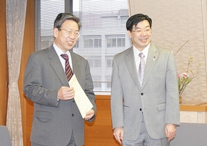 指定書受け渡しの様子