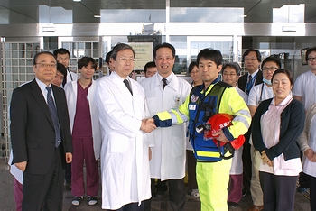 中村病院長の激励を受ける山畑医師