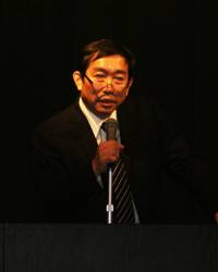 開会の挨拶を行う三嶋病院長